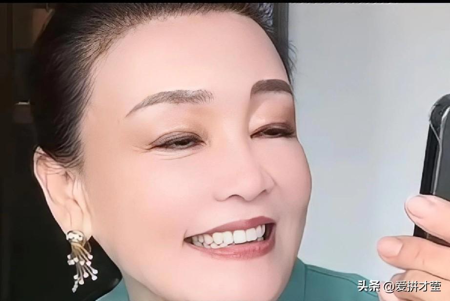 想象一下那画面，兰姐估计是被宝宝可爱模样给狠狠戳中了。宝宝那粉嘟嘟的脸蛋、圆溜溜