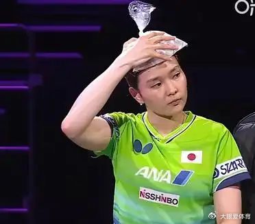 好巧不巧！两场3-2的鏖战，两个医疗暂停，四个人都打上头了，有三个人头上顶冰袋！
