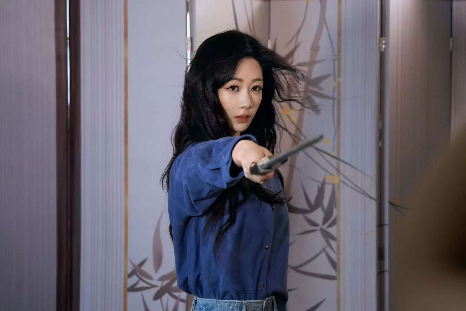 杨紫蓝色卫衣造型杨紫牛仔风何惟芳美啊 ​​​