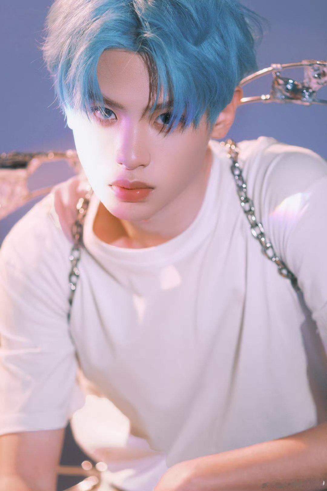 黄明昊23岁少年盈盈赶朝暮  黄明昊蓝发天使   黄明昊 