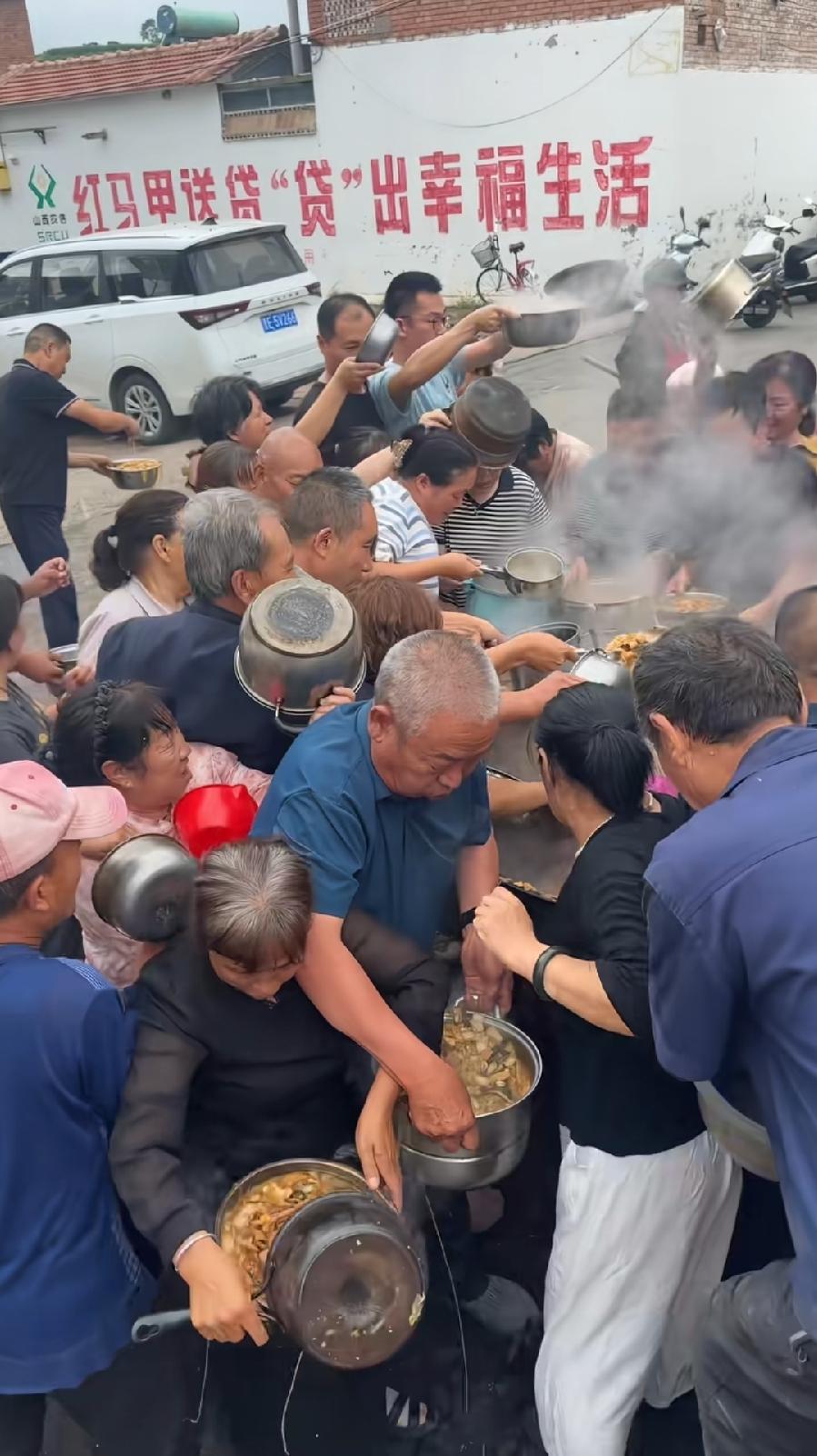 晋城农村抢大锅菜习俗，真热闹，男女老少人拿着锅碗瓢盆，围着热气腾腾的一大锅菜，人