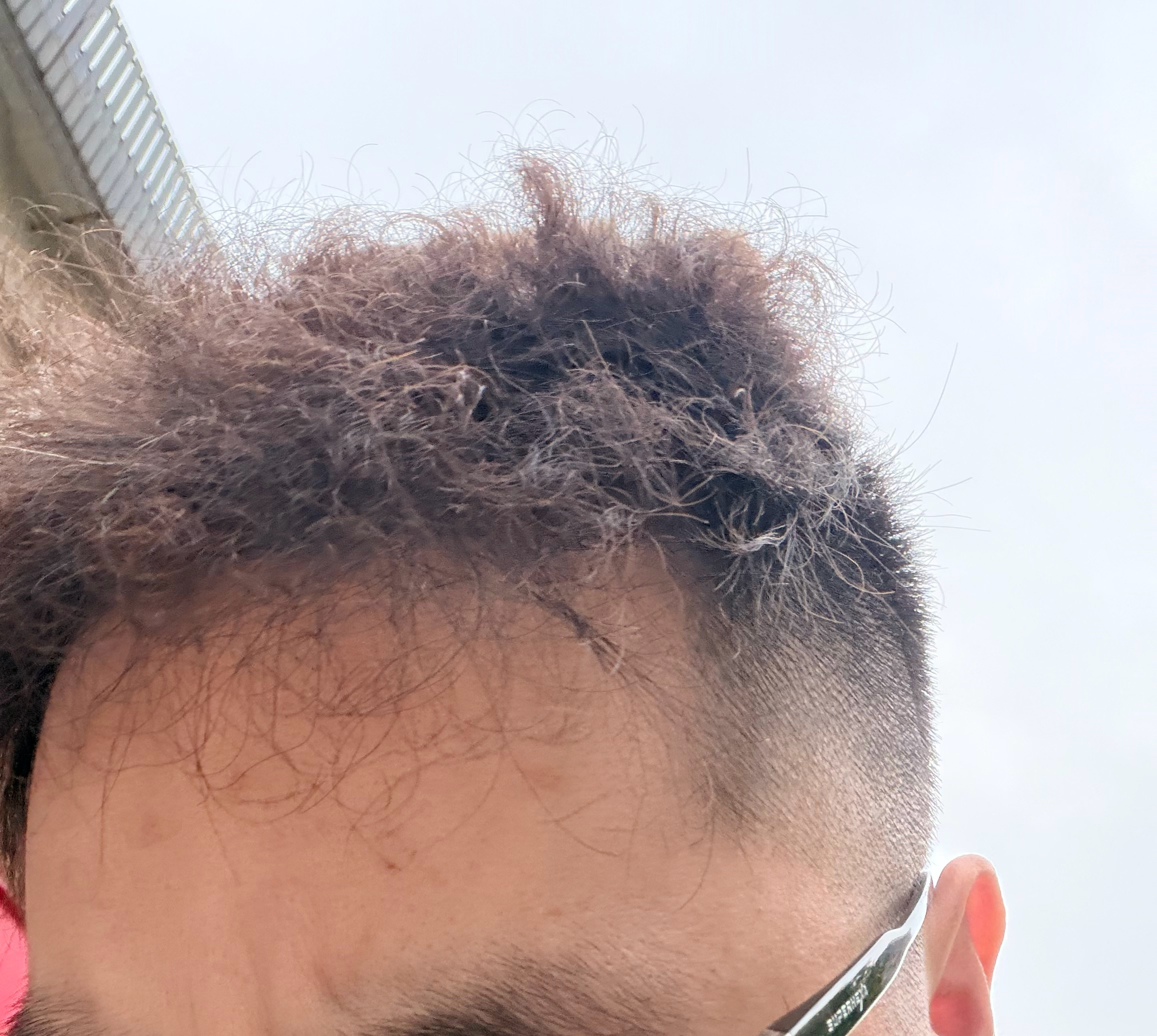 又被剪了个狗啃的发型！我10cm的长卷发，跟他说给我修一修，咔咔给我剪成5cm了