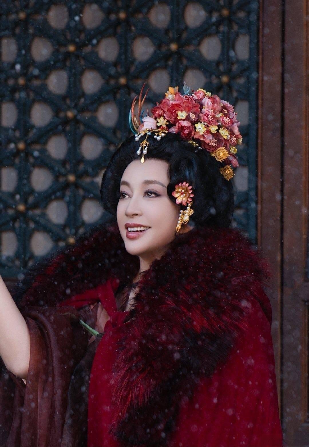 刘晓庆再演武则天谁被刘晓庆短剧版武则天狠狠惊艳！时隔多年再演绎武皇，气场依旧强大