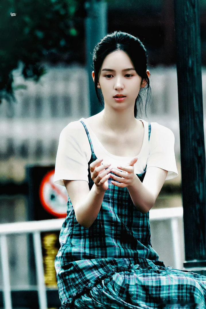 周也湿发氛围感周也现偶女主水光长发裹挟满满夏日氛围感，湿漉漉造型弱化距离感，拉近