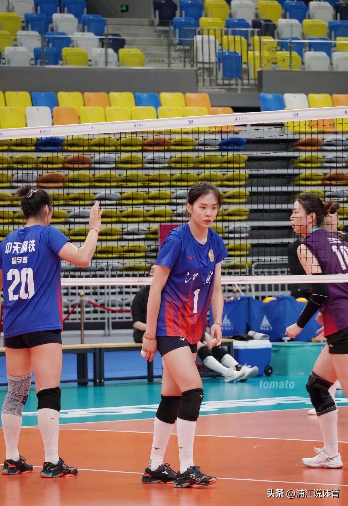 “小鬼当家”的江苏青年女排3-1力克陈友泉执教的江西女排，18岁小将常子鑫斩获2