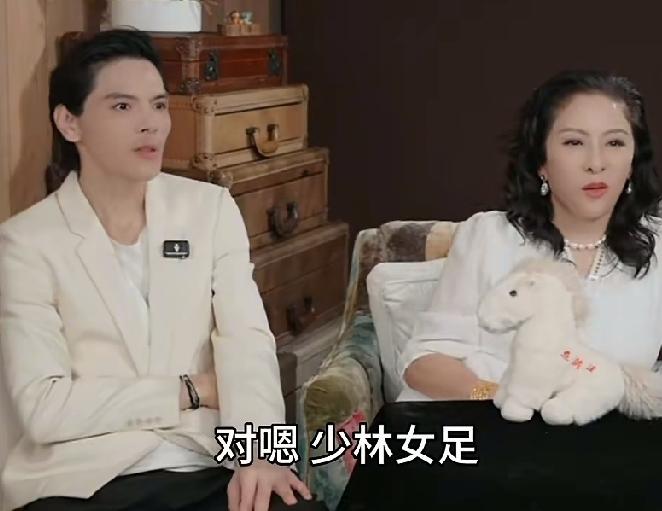 向佐一本正经开口：“《功夫女足》，建议大家别去看。” 一句话直接把直播间网友逗乐
