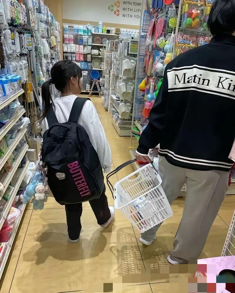 松岛辉空还真是个孩子，
世界杯赚了5万美金，
没想到回到日本后，
她做的第一件事