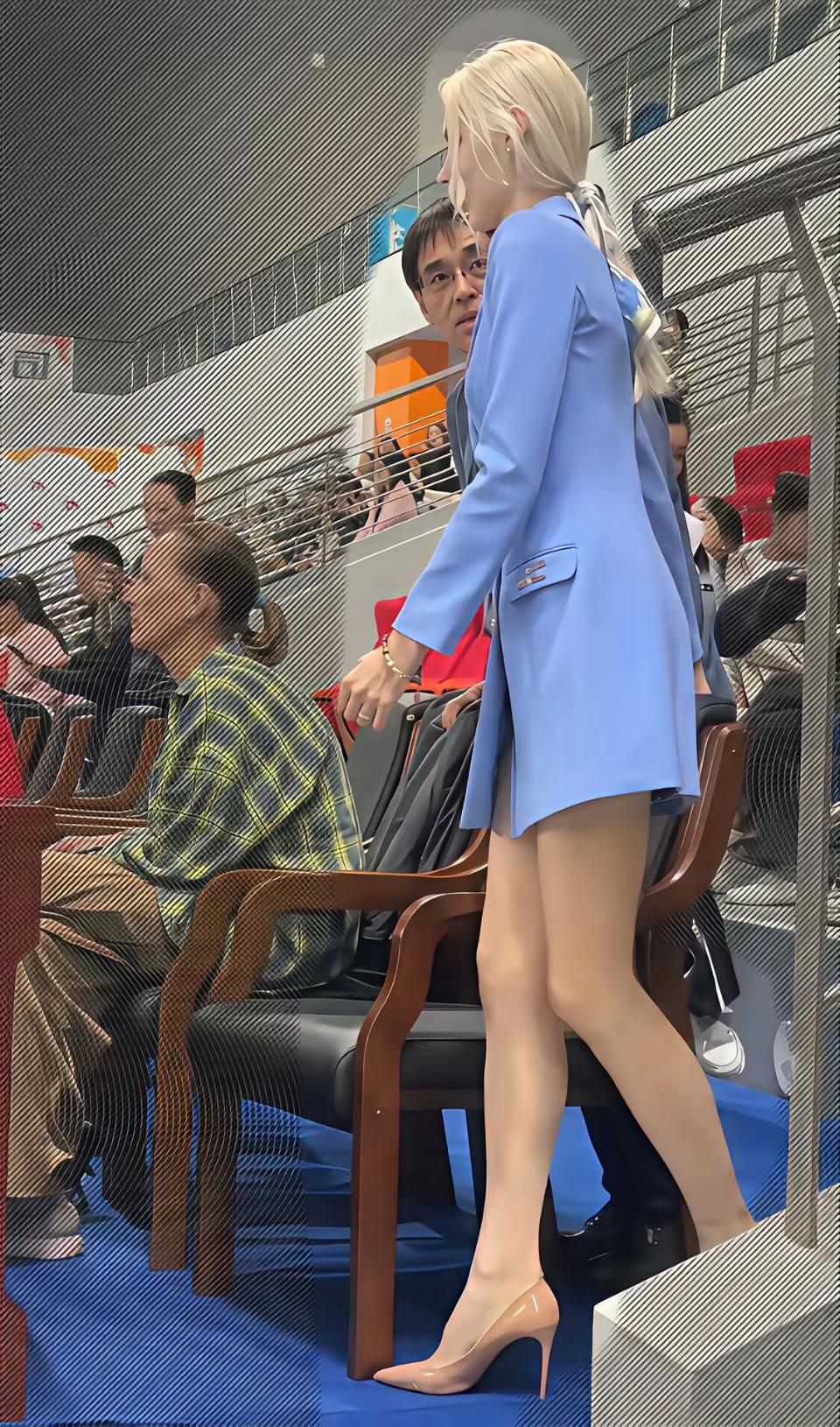 还记得这个绝美的体操教练吗