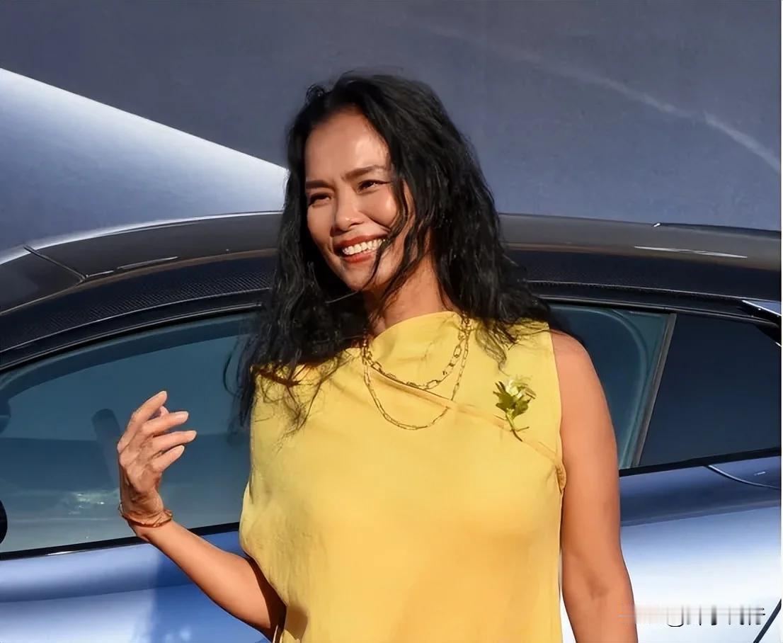 被深深打动，她的传奇人生与母性光辉 。12月20日，一篇关于韦唯的深度报道《传奇