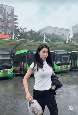 这姑娘长得真招人稀罕，但你怎么用袜子擦脸![捂脸]