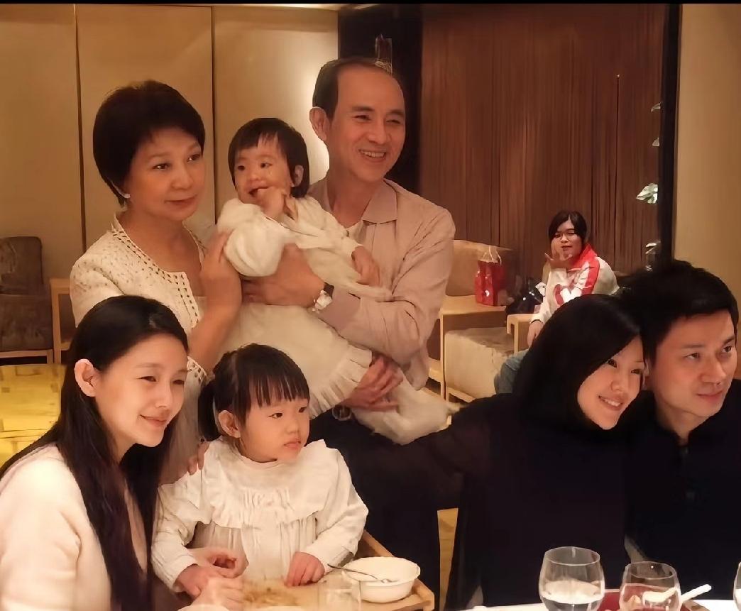 她们一家几口都是女的，和妹妹能混到现在也是不容易的，她也刚好是很善良的那种，很会