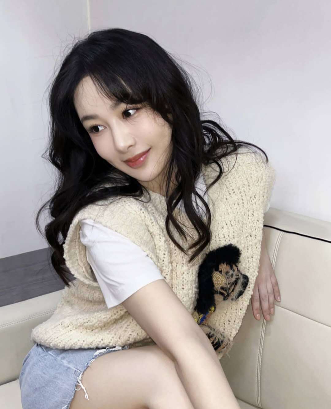  yz#杨紫骆佳# 演戏是我能坚持，并且我喜爱的。比如镜头一开，喊三二一的时候，