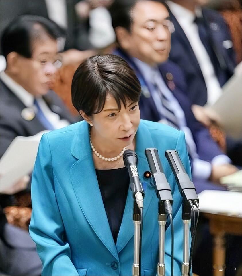 继续嘴硬！高市早苗再现离谱言论、引发争议。虽然美国、以色列发起的对伊战争导致霍尔