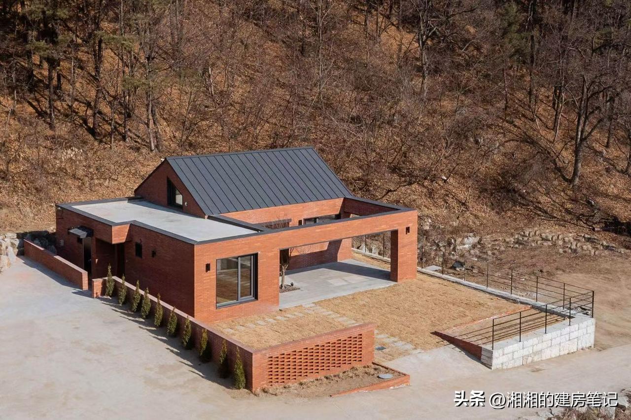 农村自建房，拒绝千篇一律，建一栋独一无二的房子吧！

红砖自带质朴的烟火气，搭配