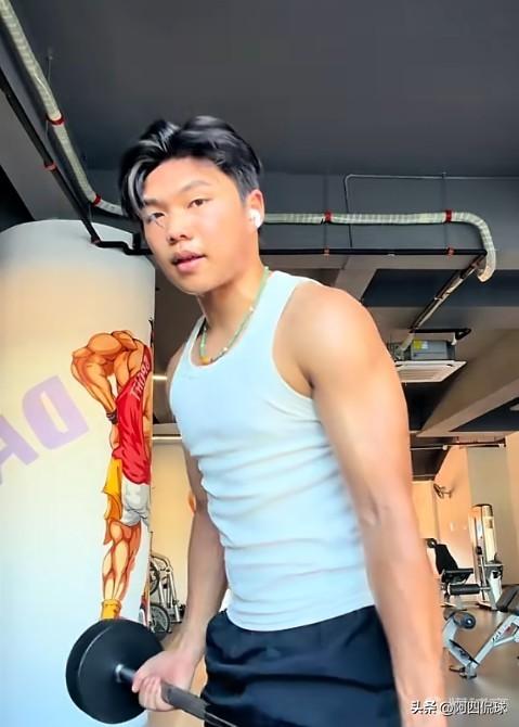 中国国少队前队长卢琦政也是奇葩，他竟然放弃为国争光的机会，跑去塞尔维亚试训。中体
