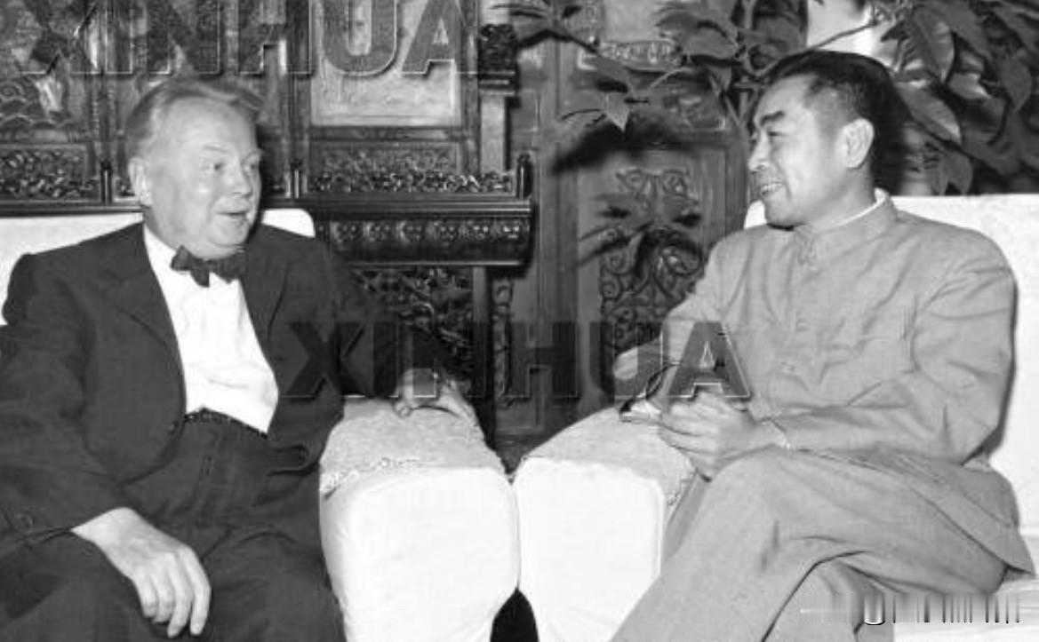 1957年6月8日，周恩来接见试探性来访的比利时文化代表团。对方希望中国民间艺术