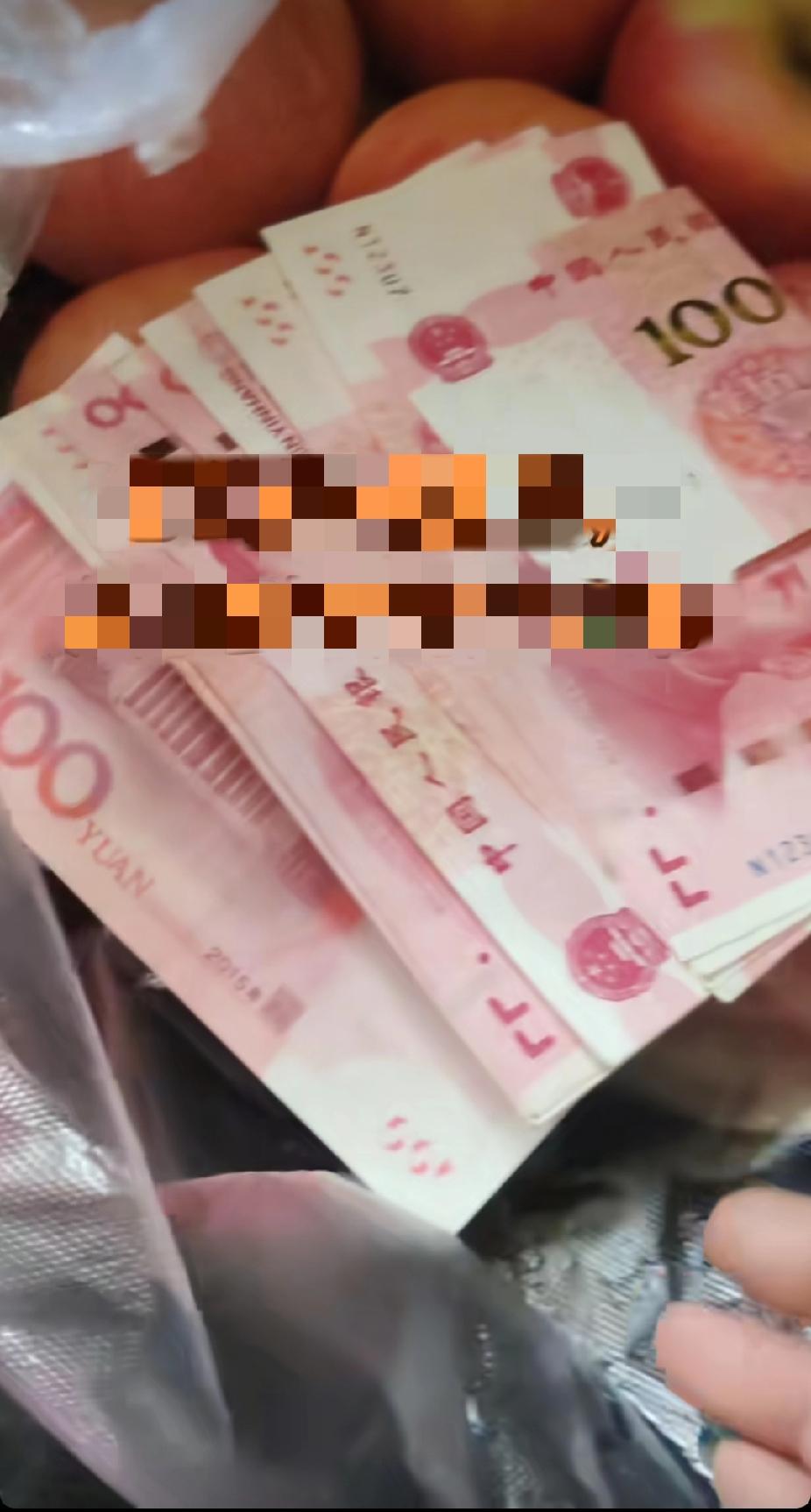 女子老公的朋友，来看望女子生病的老公，朋友离开后，女子打开朋友送的水果袋子，瞬间