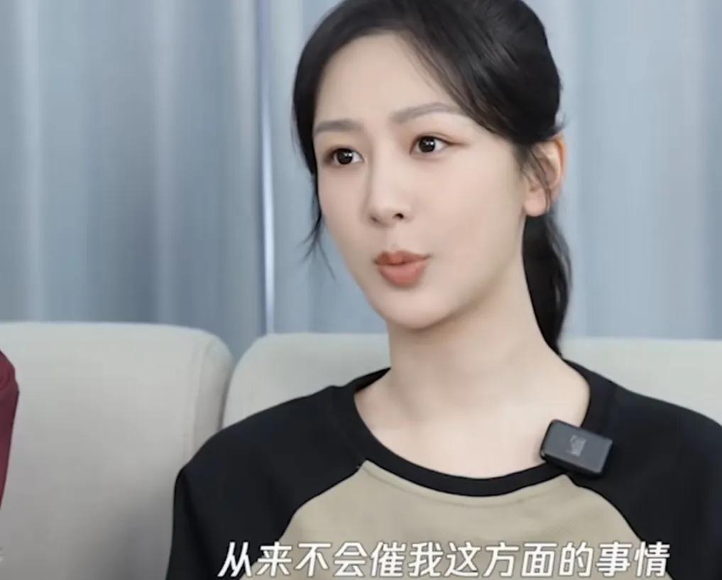 杨紫被问父母会不会催婚，直言：“我的家庭，我的父亲，我的母亲，从来不会催我这方面