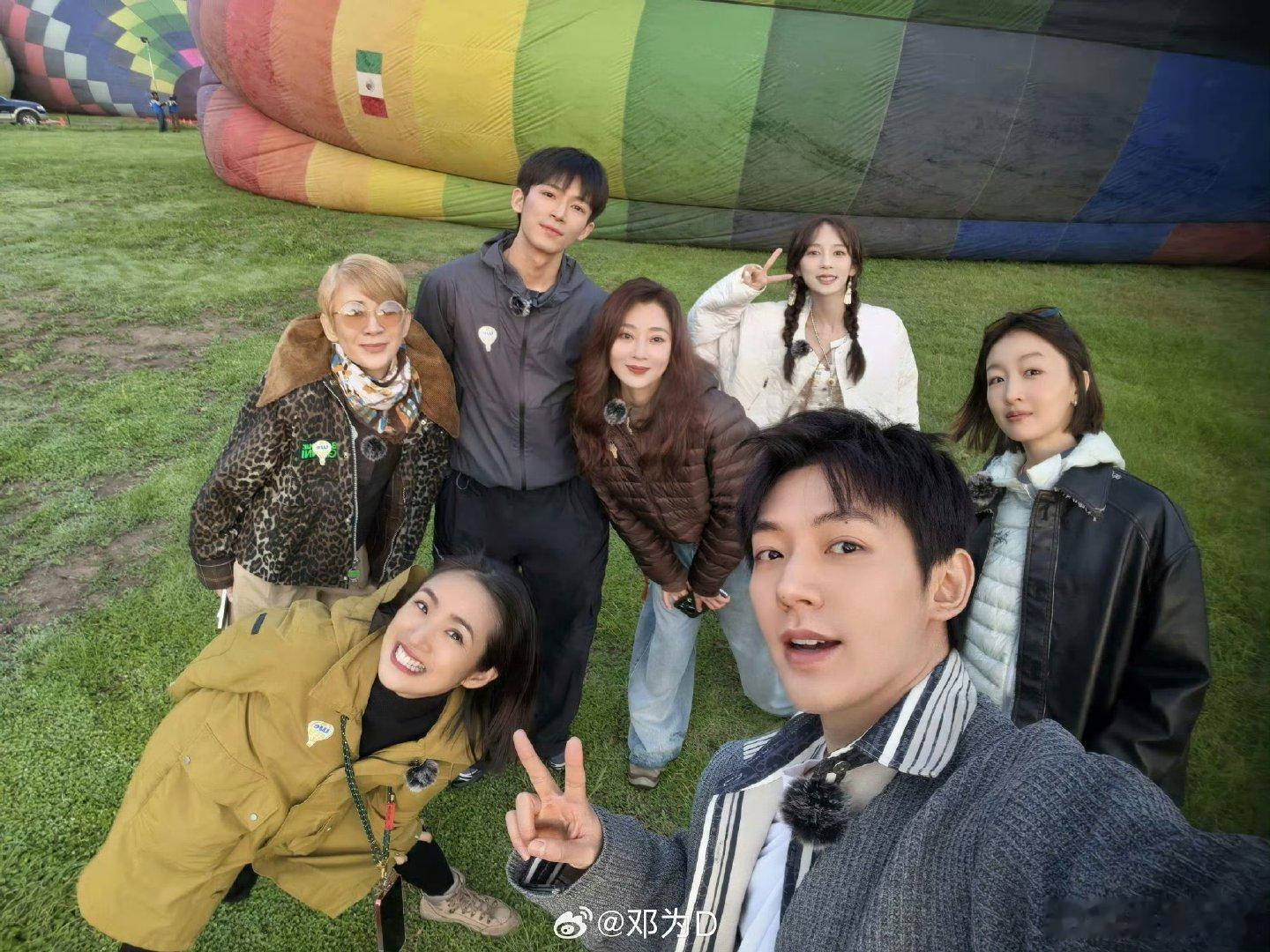 还以为邓为在被窝里抖腿花儿与少年乍一看还以为邓为惬意窝在被窝抖腿，看清才知道是挠