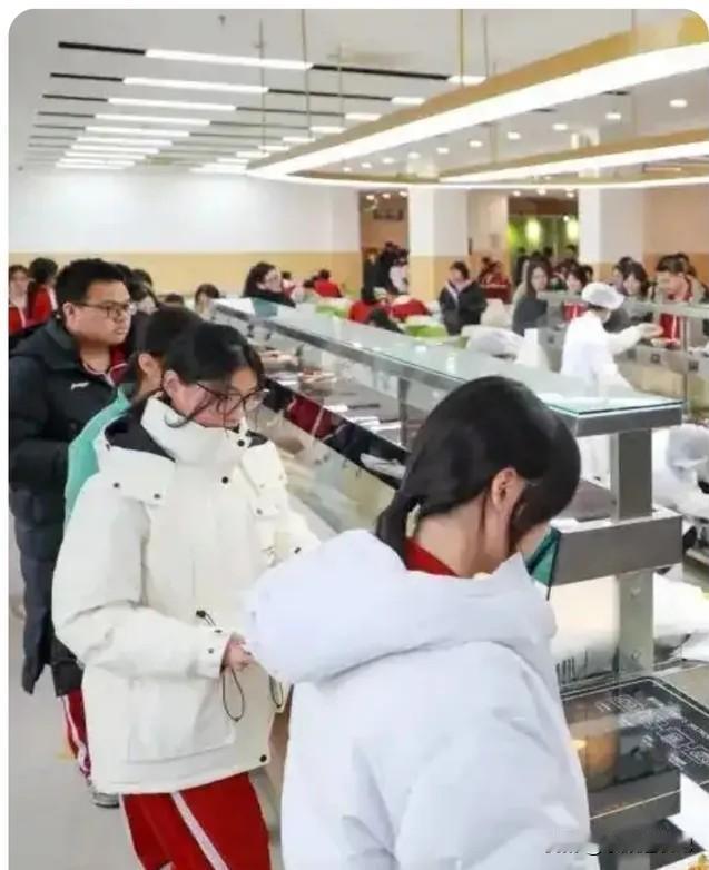 北京下达死命令：所有中小学必须自营食堂！

这一下达令，不仅解决了家长们担心的校