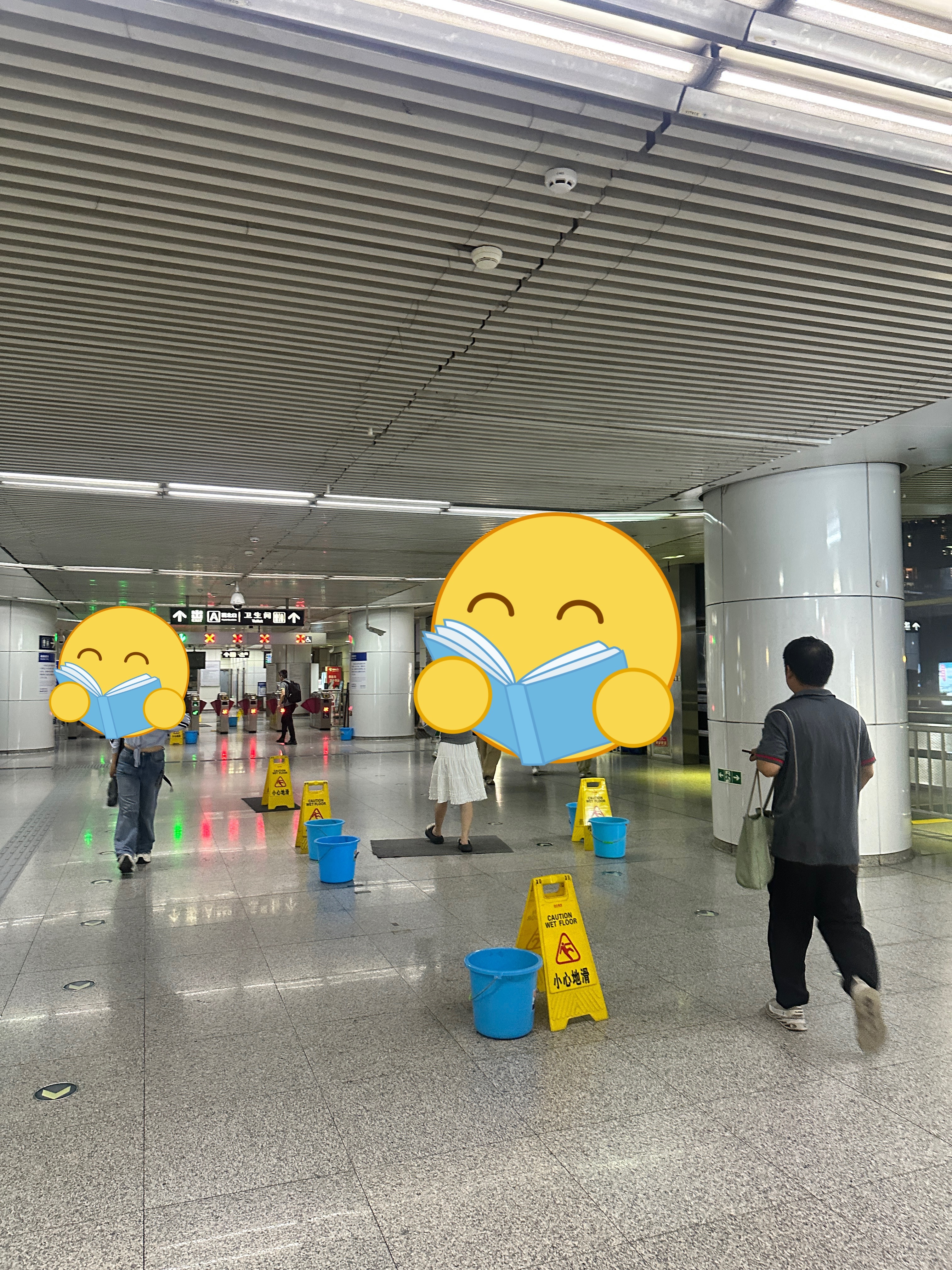 看到下雨天北京地铁一个接一个的水桶，就觉得格外好笑。 