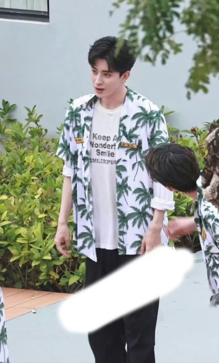娱乐[超话]敖瑞鹏五哈花衬衫路透敖瑞鹏五哈录制敖瑞鹏五哈路透，花衬衫好清爽～ ​
