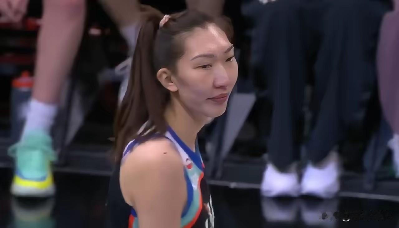 首先是对抗能力不足，她身形偏瘦，高强度对抗下卡位、护框都很吃亏，经常被对手顶得站