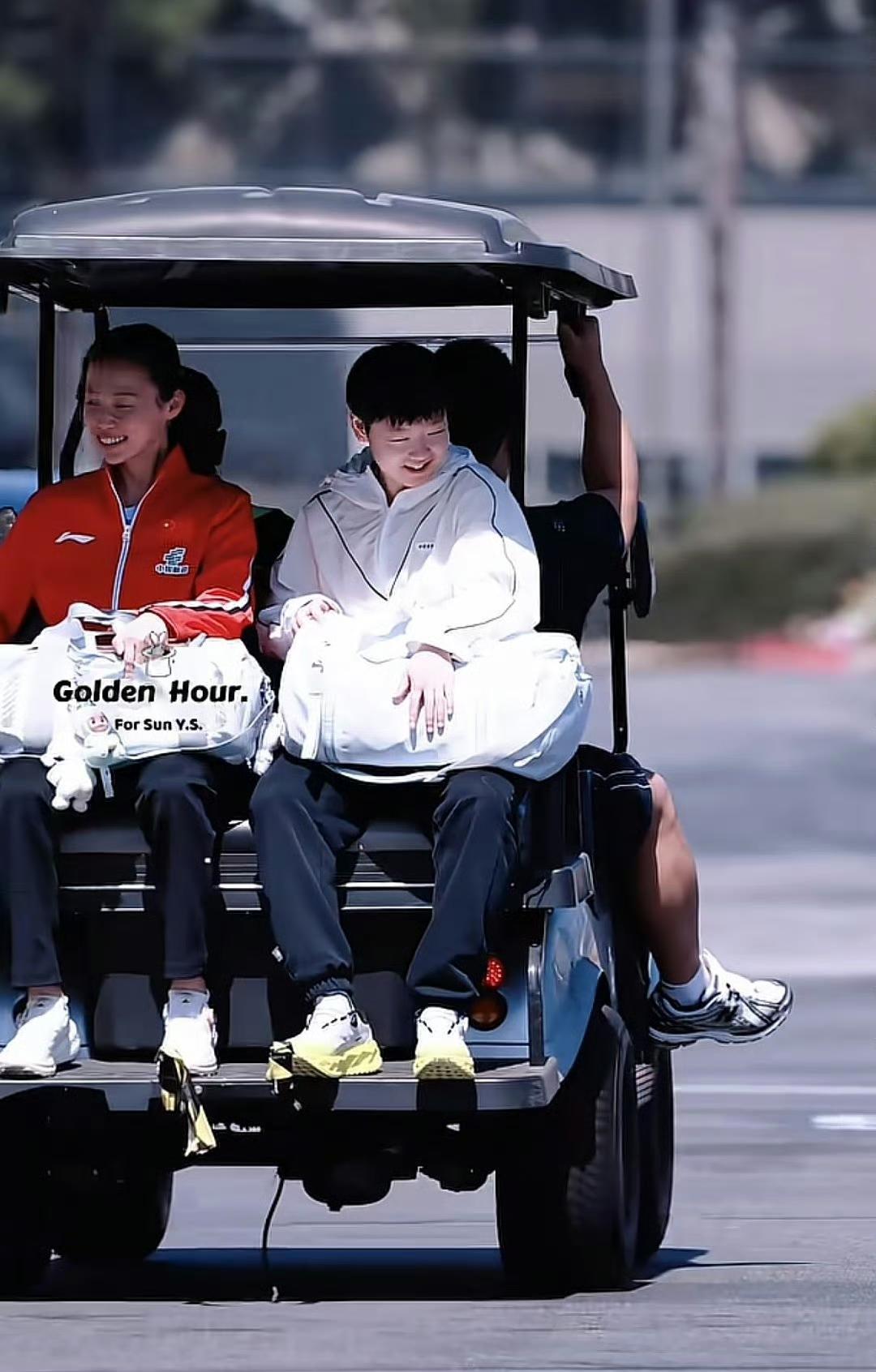 加州限定宝宝巴士发车啦🚗
软乎乎两只小可爱一路欢声笑语
风吹温柔，喜乐无忧
奔