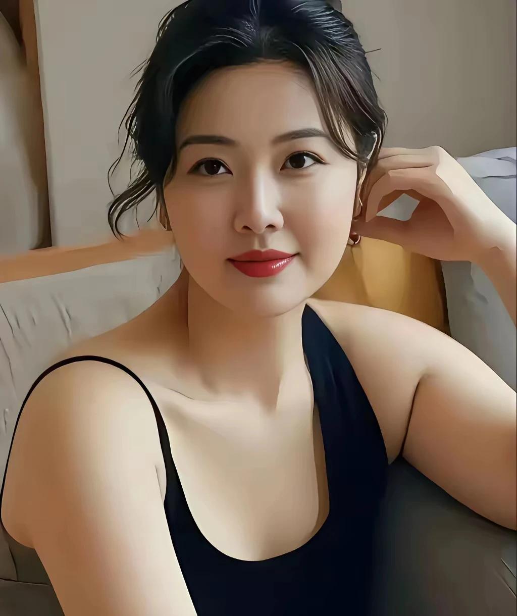 一夜相思一夜长，
想君不能伴身旁，
多少日夜梨花泪，
满腹离愁湿衣裳。