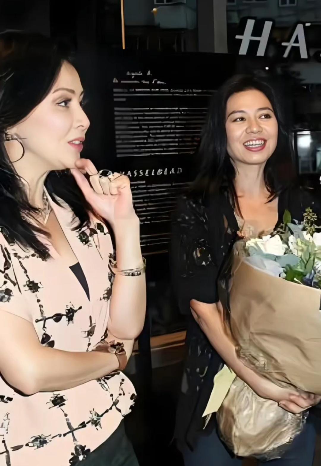 两位女士在街头开心地聊天。一张年轻的照片，太漂亮了。左边👈🏻这位女士是哪位呢