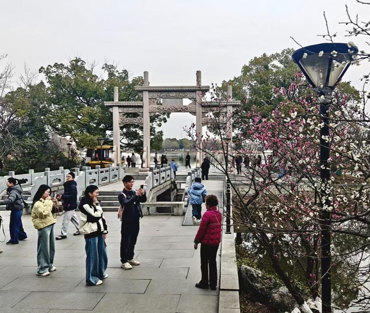 世界上最没用的两件事：生气和纠结
 
咱们普通人过日子，总免不了被各种烦心事绊住