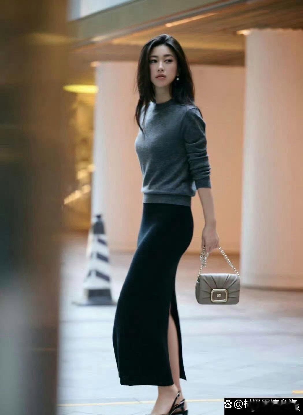 朱珠的街拍照太绝了，难怪连续八年被评为全球最美面孔。随便穿穿都那么有魅力 