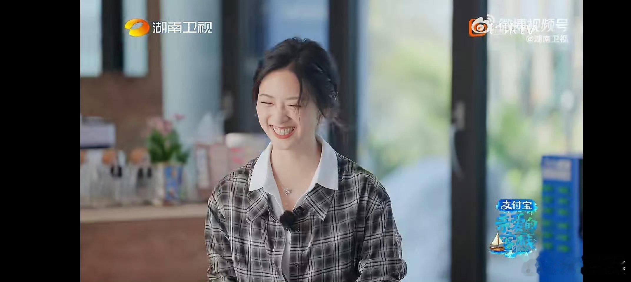 沈月坐立难安具象化了 等待小客人“一对一服务”时，沈月紧张到浑身都写满了忐忑，把