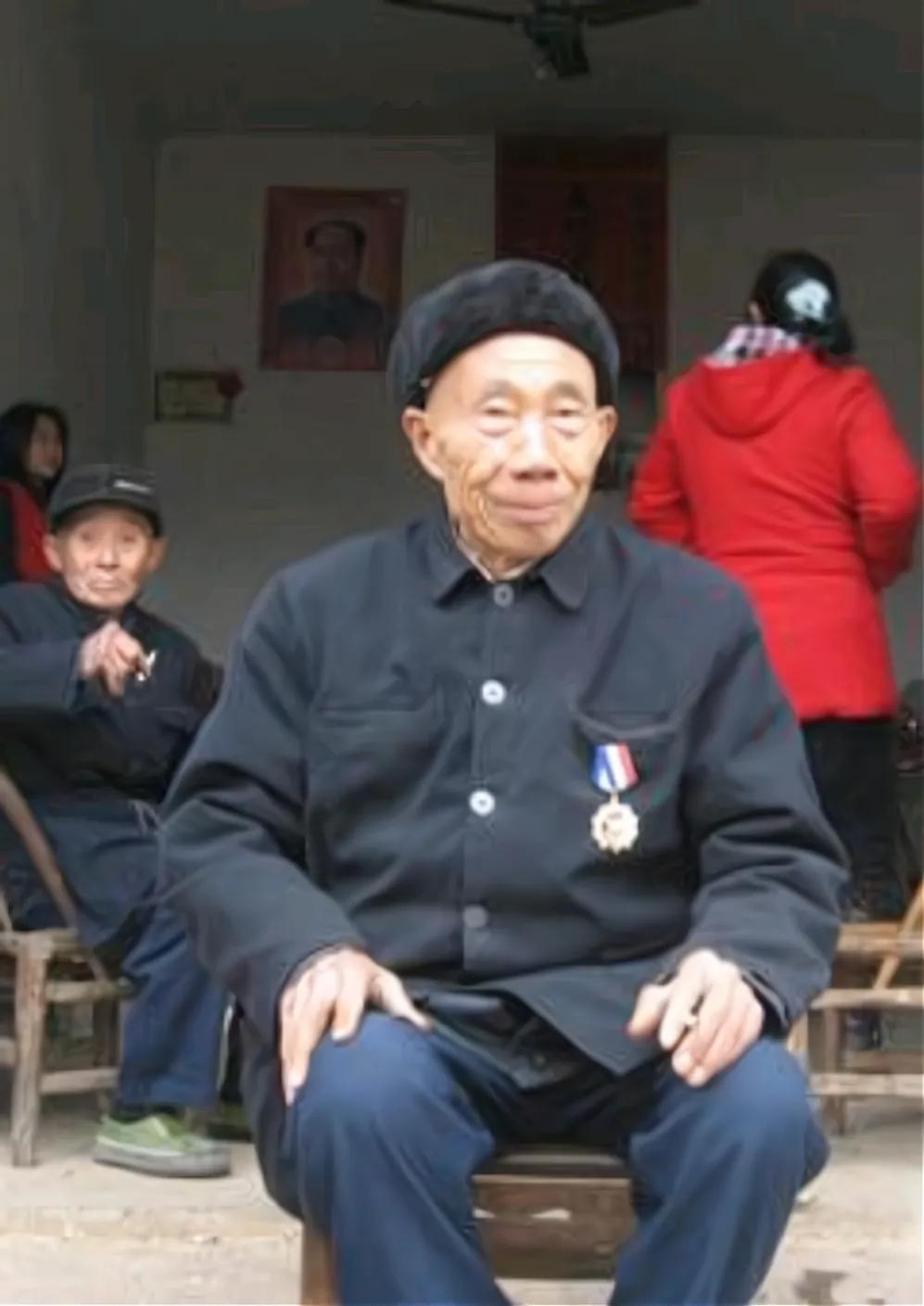 垂暮之年的周普生，看上去和湖南乡间普通老农别无二致，就连亲生儿子，都从未察觉他藏