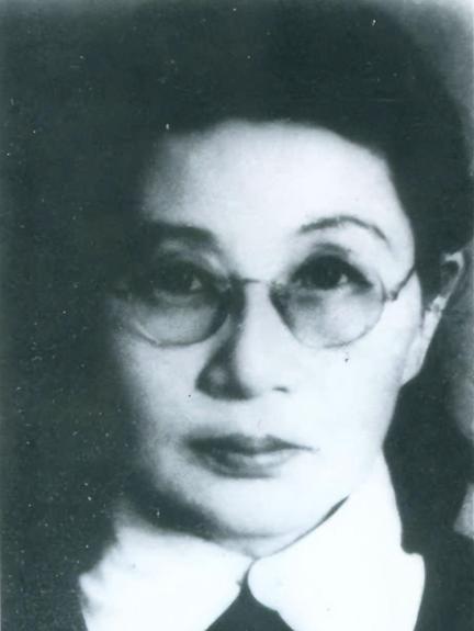 1909年，16岁的白薇被丈夫搬板凳砸断脊背，婆婆扑上来生生咬断她的脚筋，她拖着