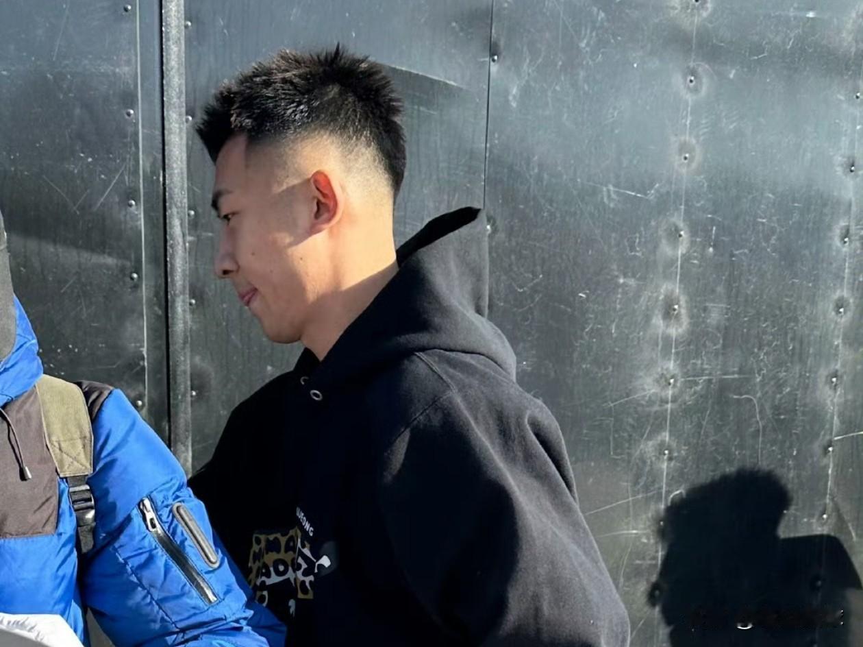 韩佳奇、何宇鹏现身国安训练基地，回归还需时日…今天上午国安进行了本周京沪大战的备