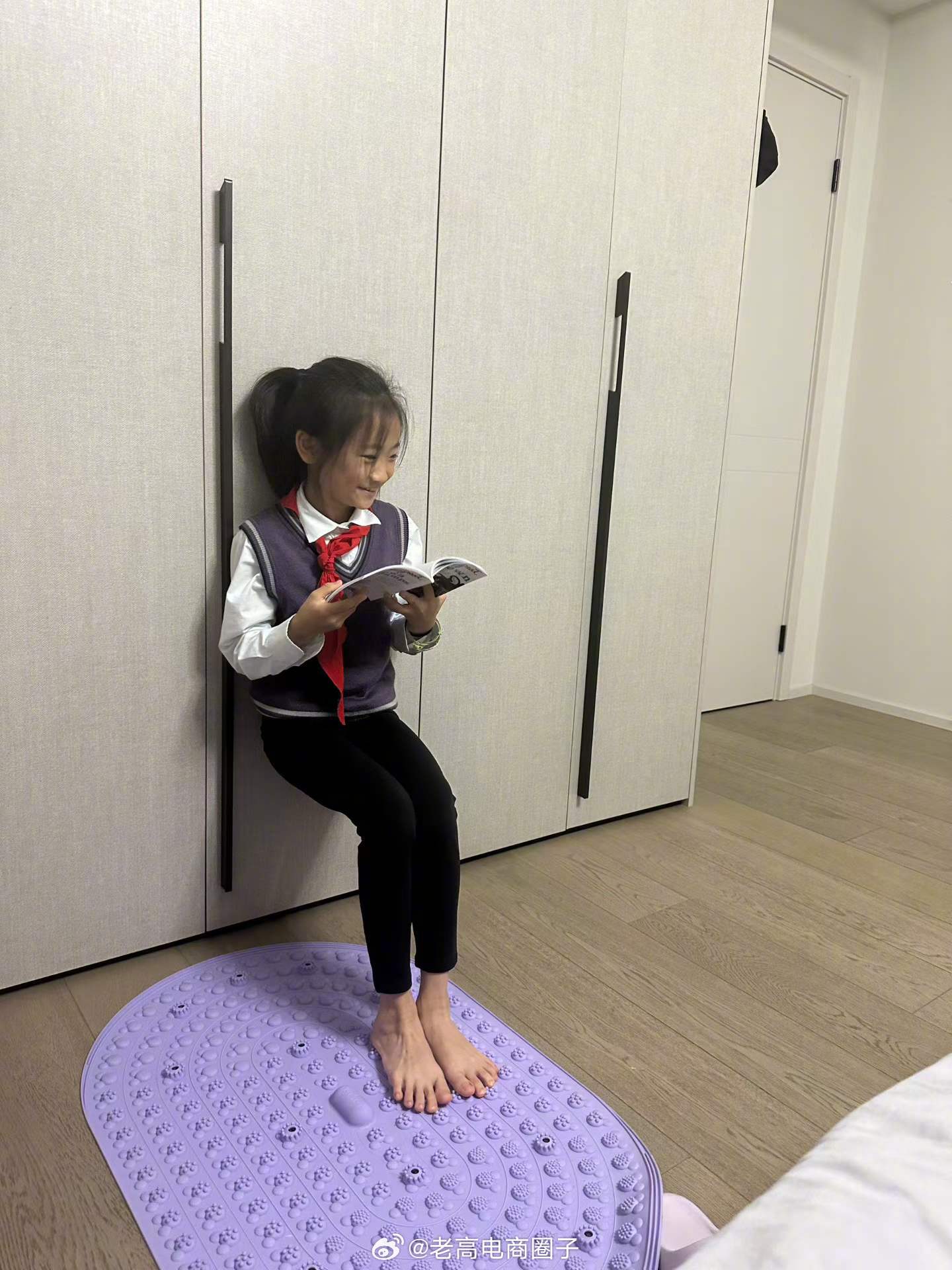 和娃一起 边看书 边锻炼，言传不如身教，家长爱看书 孩子就爱看书 家长热爱运动 