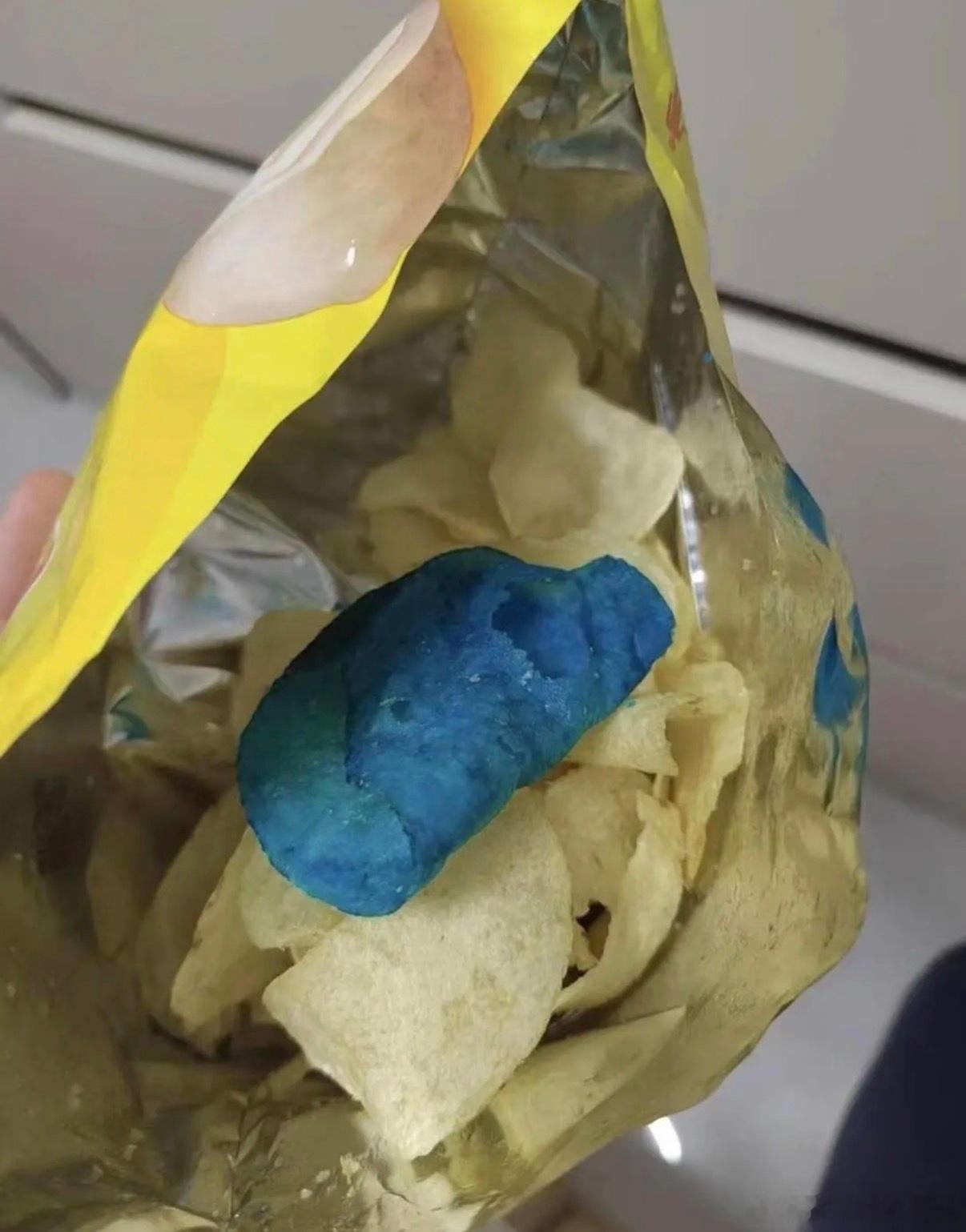 有网友说这是员工豆。和食品豆一起排队进炉后开始计时，出来时候如果看到了员工豆就知