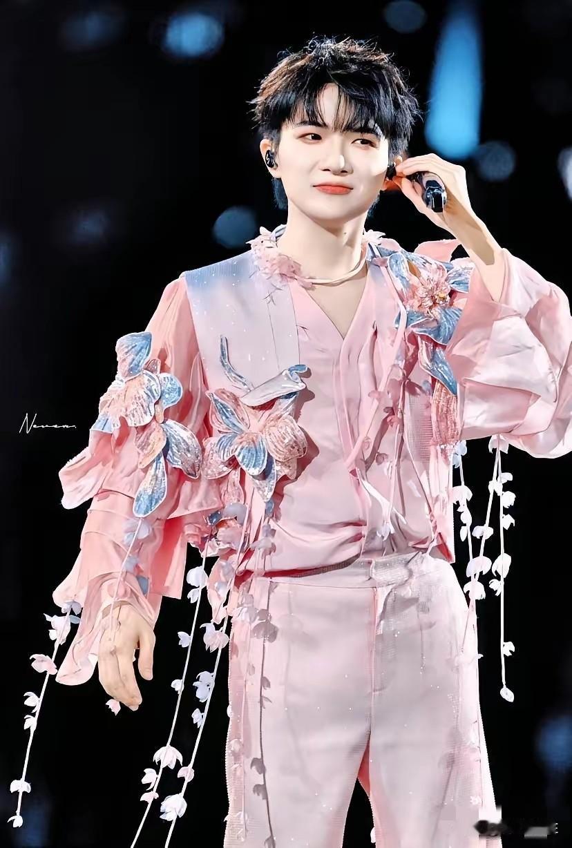 穿着粉色带花的衣服，涂着口红的周深，从哪个地方能看出来他是个男人？！
  中秋晚