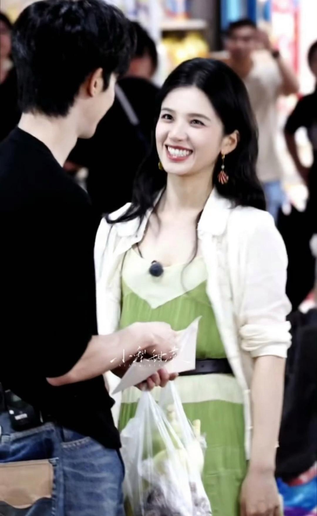 宋威龙张婧仪《野狗骨头》拍摄场景路透。天哪，张婧仪笑起来太阳光了，明媚大方，超级