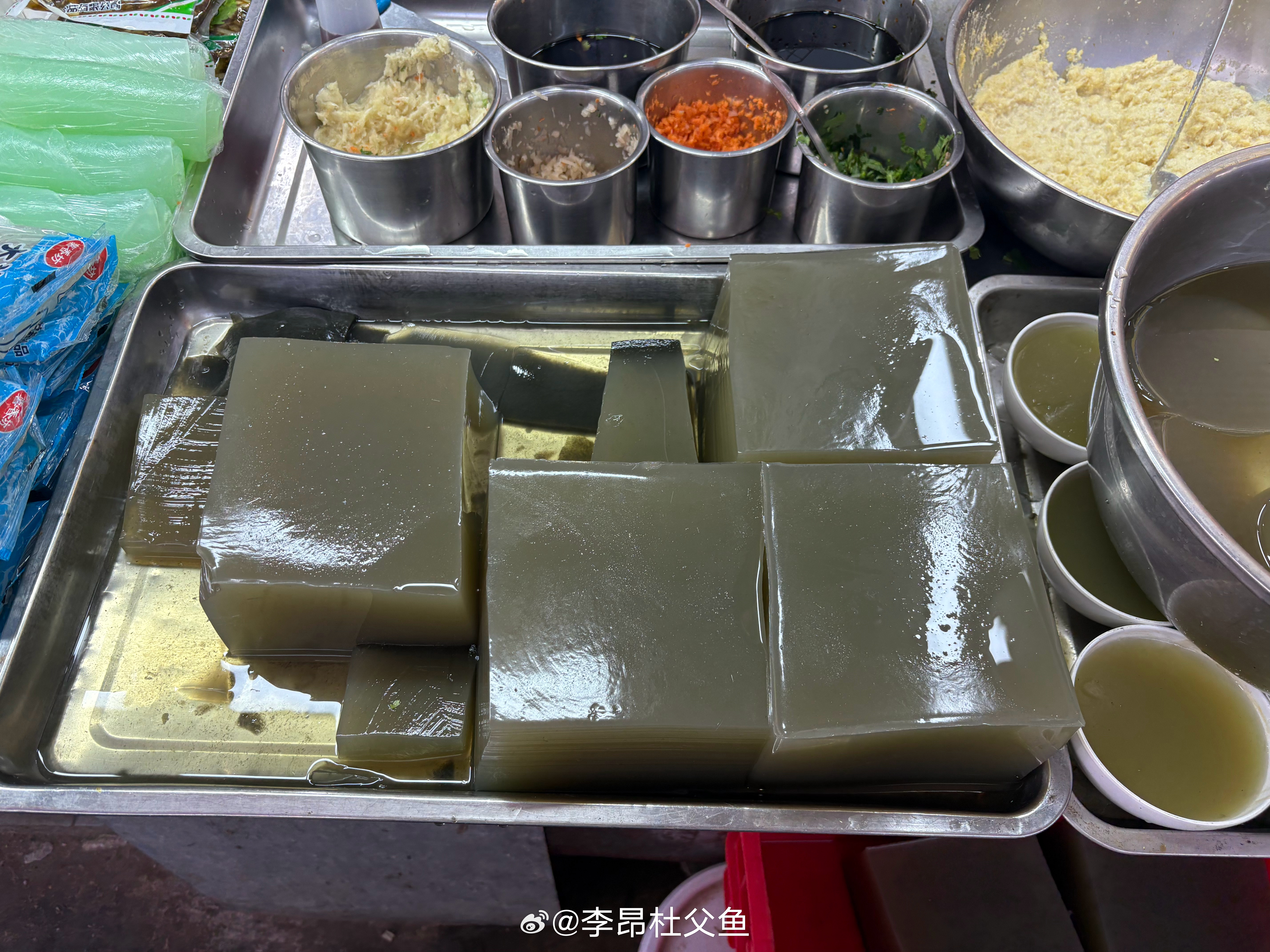 青岛夏日古早分子料理“海凉粉”（图1-3）。享用方法与大连有很多不同之处。大连（
