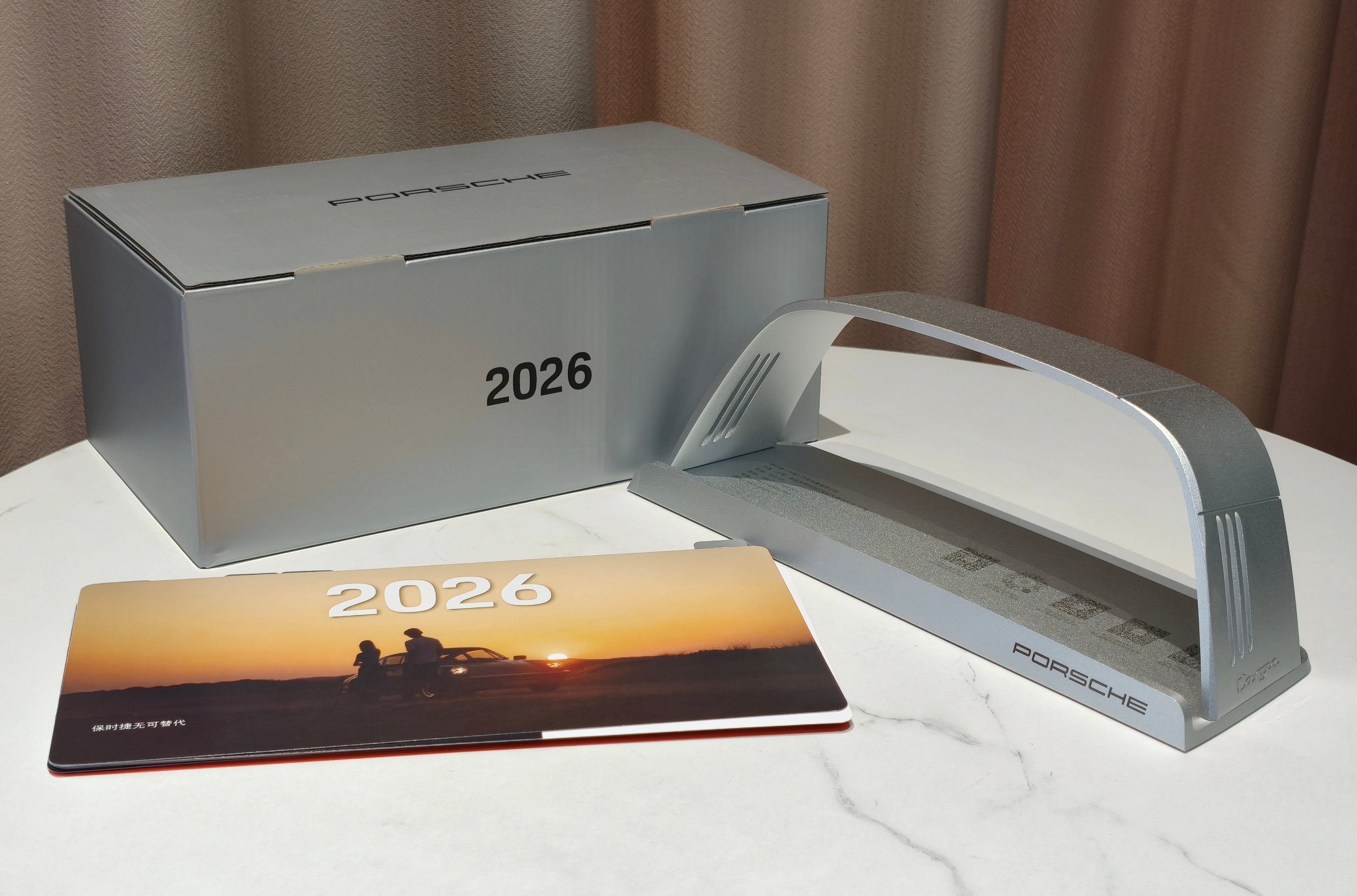 各位冠军新年好！保时捷Targa 防滚架造型台历给大家准备好了！关注评论就行！欣
