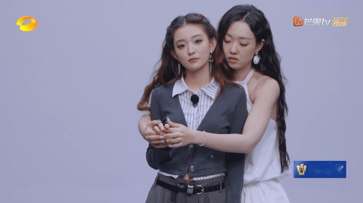 罗予彤被管乐玩坏了皮影挑战笑到捶桌！管乐在身后当“隐形手”，罗予彤像被按了开关，