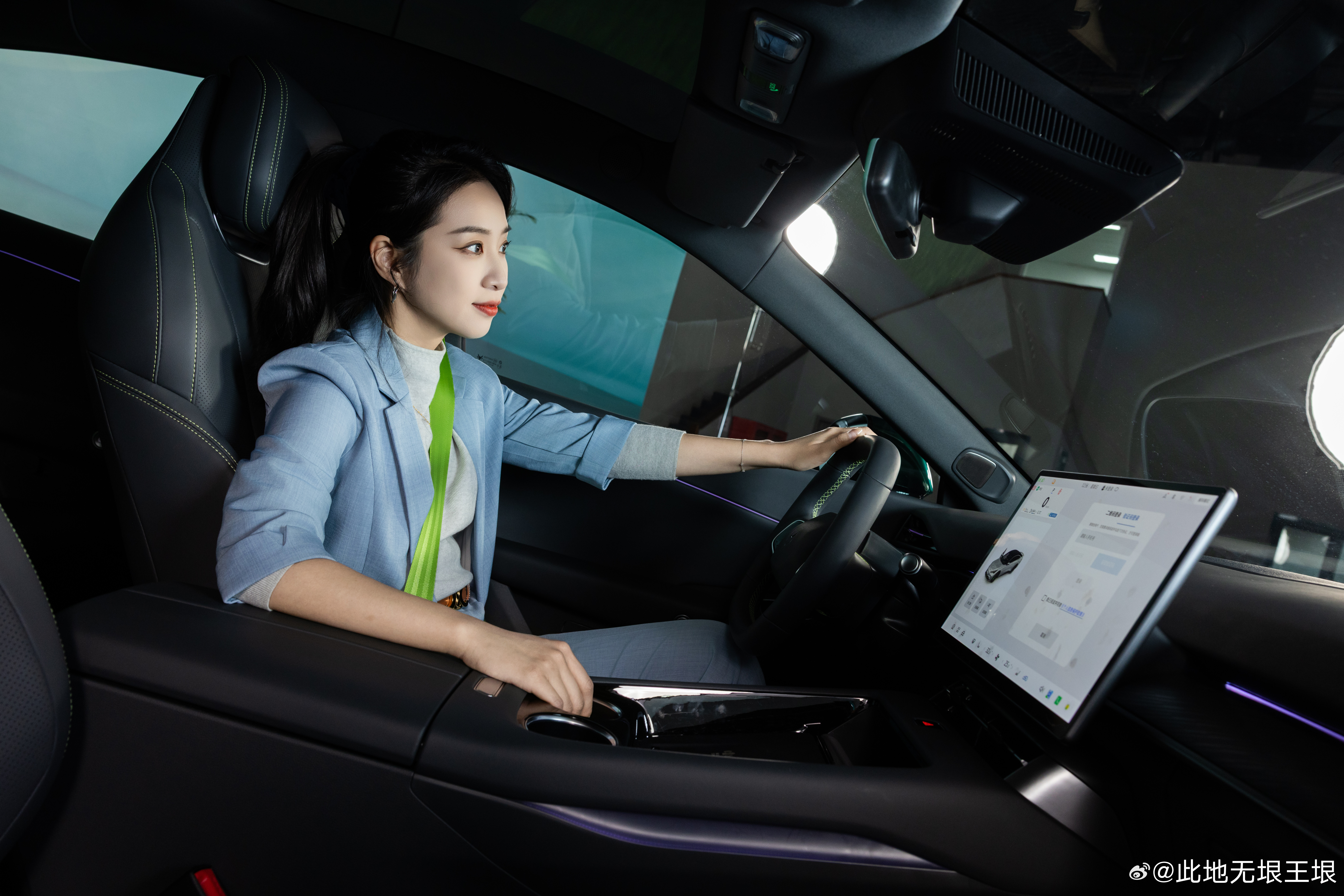 朋友们，今天刷到一条消息，一款高颜值的新车，极狐全新阿尔法S5开启预售。我注意到