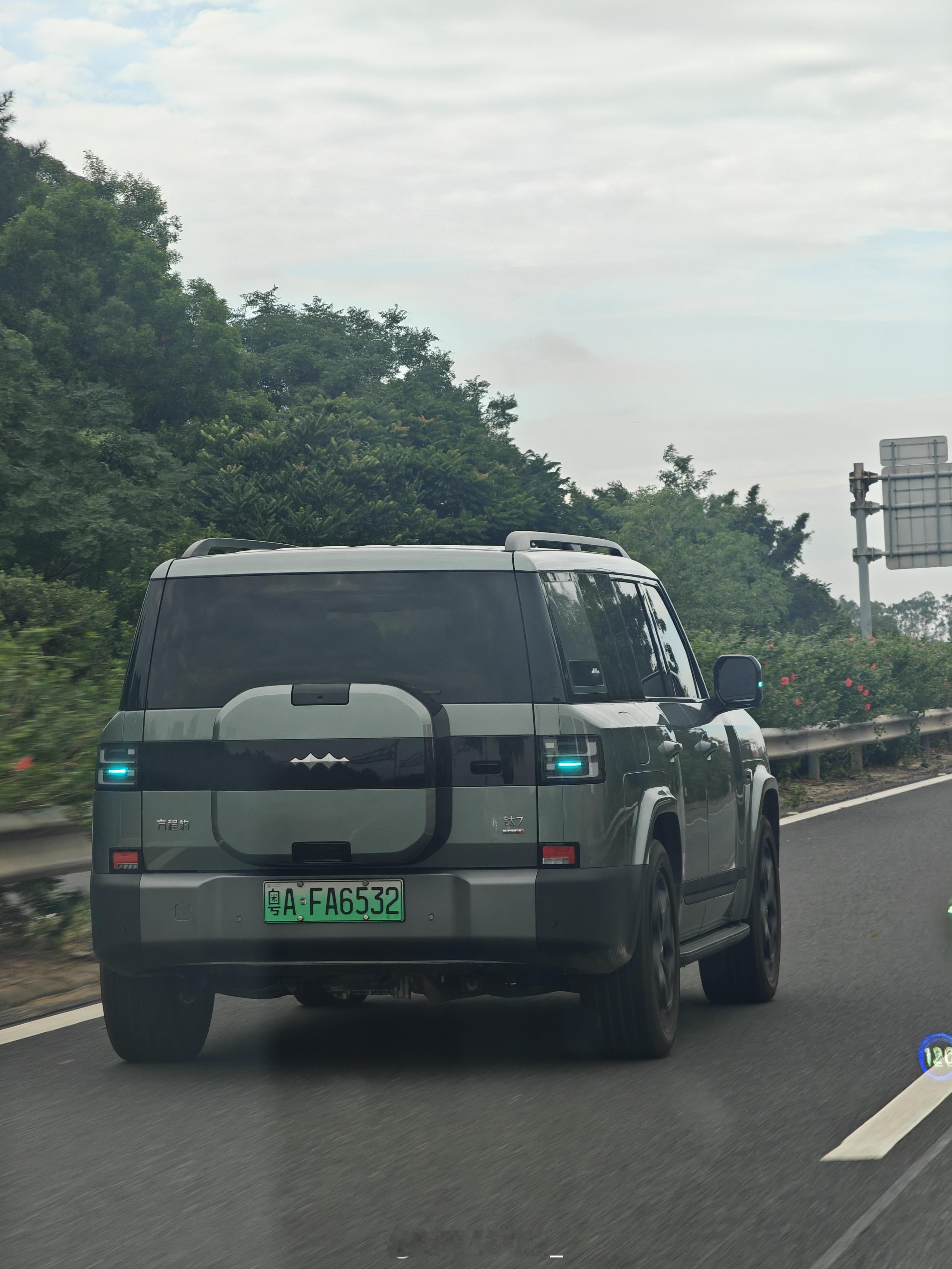 深圳路上方程豹钛7居然有这么多，而且都是亮着小蓝灯[哈哈]方程豹钛7方程豹 ​​