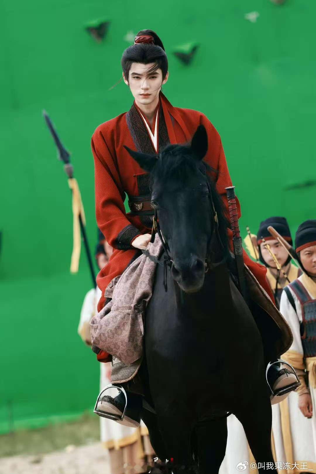 周翊然红衣骑马路透，英姿飒爽少年郎周翊然翘楚红衣骑马路透周翊然红衣少年郎路透 ​