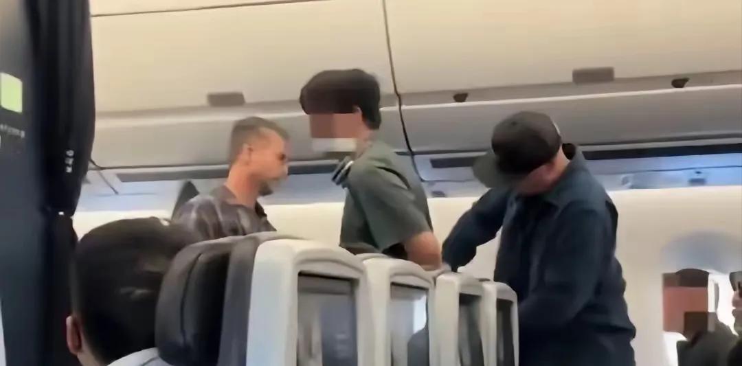 一架中国飞往洛杉矶的国际航班，6岁男孩无故打扰邻座华裔小伙。小伙礼貌提醒男孩爸爸