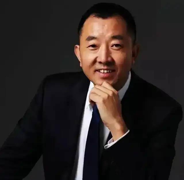 想起来真的可笑，说别人不会当官的人自己却住进了监狱，自以为左右逢源，风生水起，在