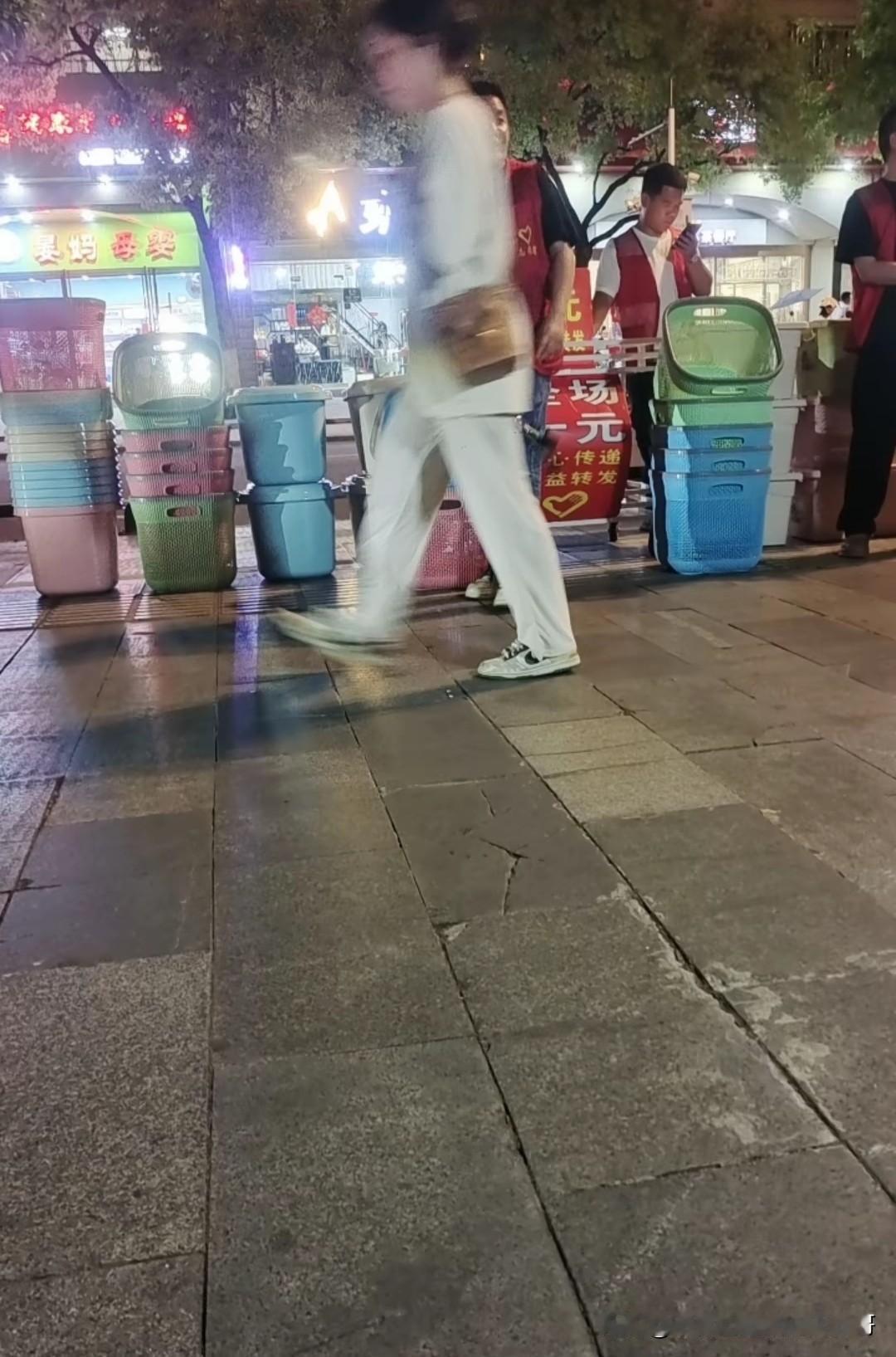 南宁的朋友们注意了，最近出现这样一批打着公益爱心旗号的骗子，一元换一个储物箱，看