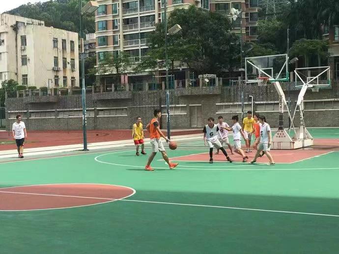 江苏，63岁老人横穿篮球场捡瓶子，被14岁打球少年不慎撞倒，经司法鉴定造成9级伤